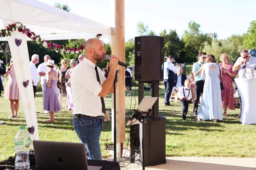 Vincent Dumas lors d’un cocktail de mariage en extérieur